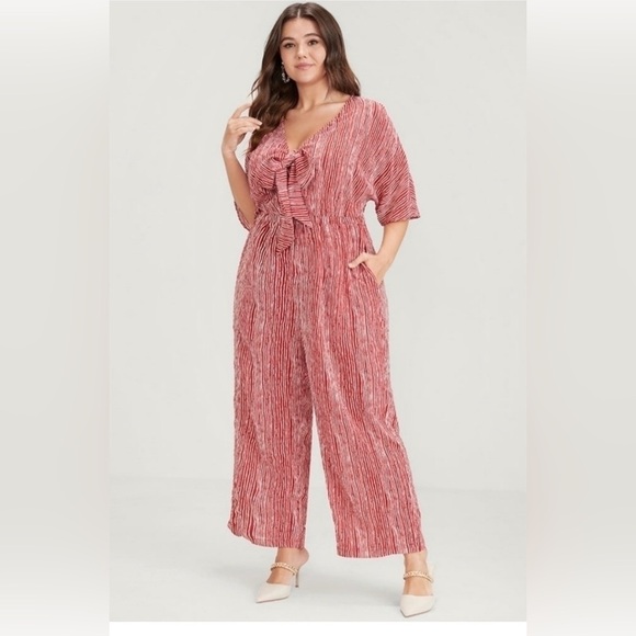 BloomChic Pants - NWT Striped red and white front tie knot Jumpsuit size 22/24 🌺🌸🌺